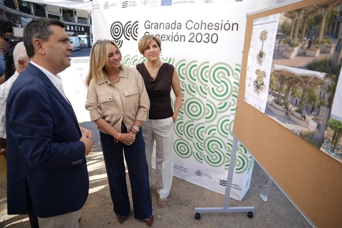 La alcaldesa de Granada, Marifrán Carazo, visiona el proyecto.