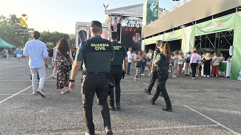 Archivo - Agentes de Guardia Civil patrullando en el Festival 'Gran Reserva' de Calahorra