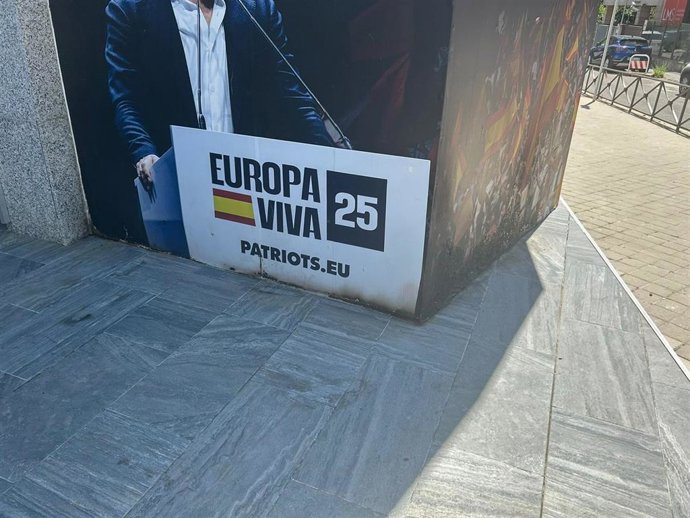 Fachada de la sede de Vox dañada por la quema de penes de plástico.
