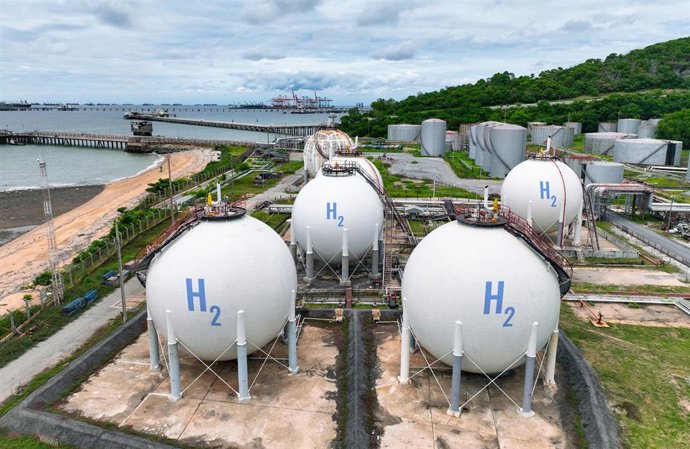 Archivo - Green hydrogen storage facility with industrial H2 gas tanks in sustainable energy plant