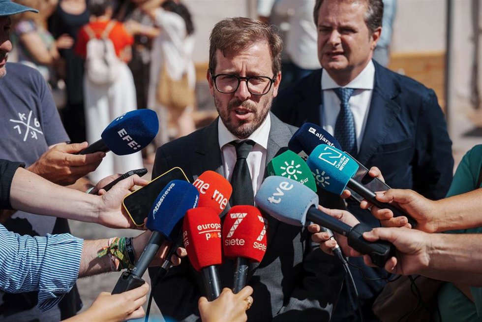 El subdelegado del Gobierno en Sevilla, Francisco Toscano, en una atención a medios en Mairena (Sevilla) por un presunto crimen machista