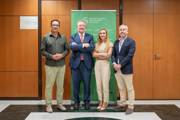 Julio González, vicepresidente de AECC; Antonio Romero, director de Caja Rural de Asturias; Tamara Campa, directora gestión de personas en Caja Rural de Asturias   y Antonio Flecha, gerente de AECC.
