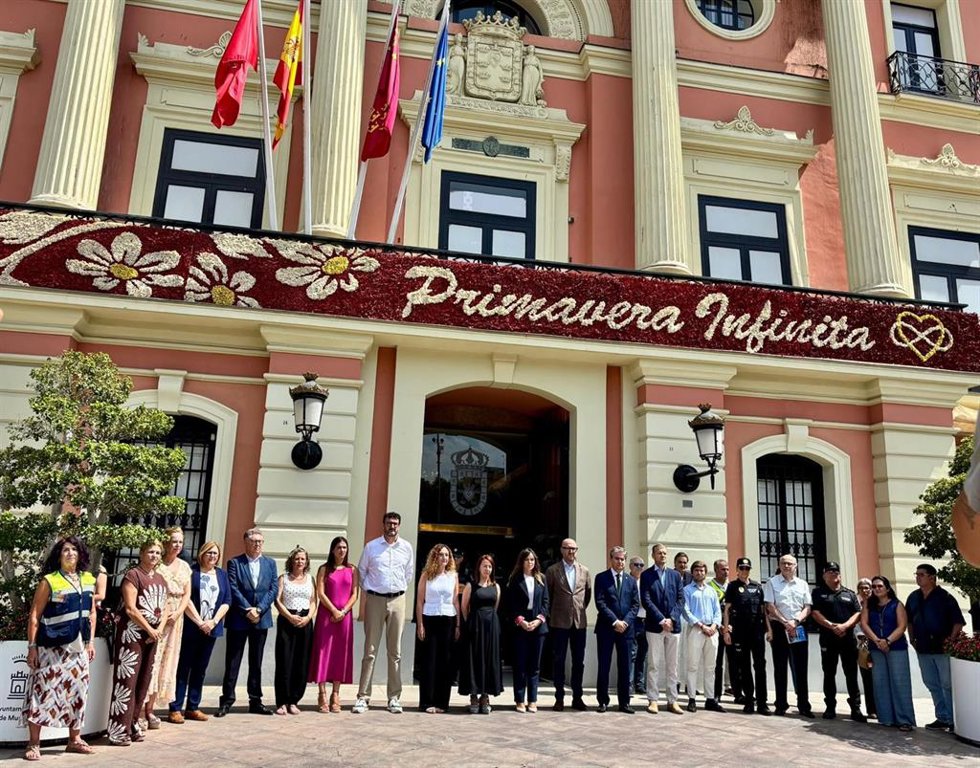 Miembros de la corporación municipal del Ayuntamiento de Murcia guardan un minuto de silencio como muestra de apoyo a Venezuela.