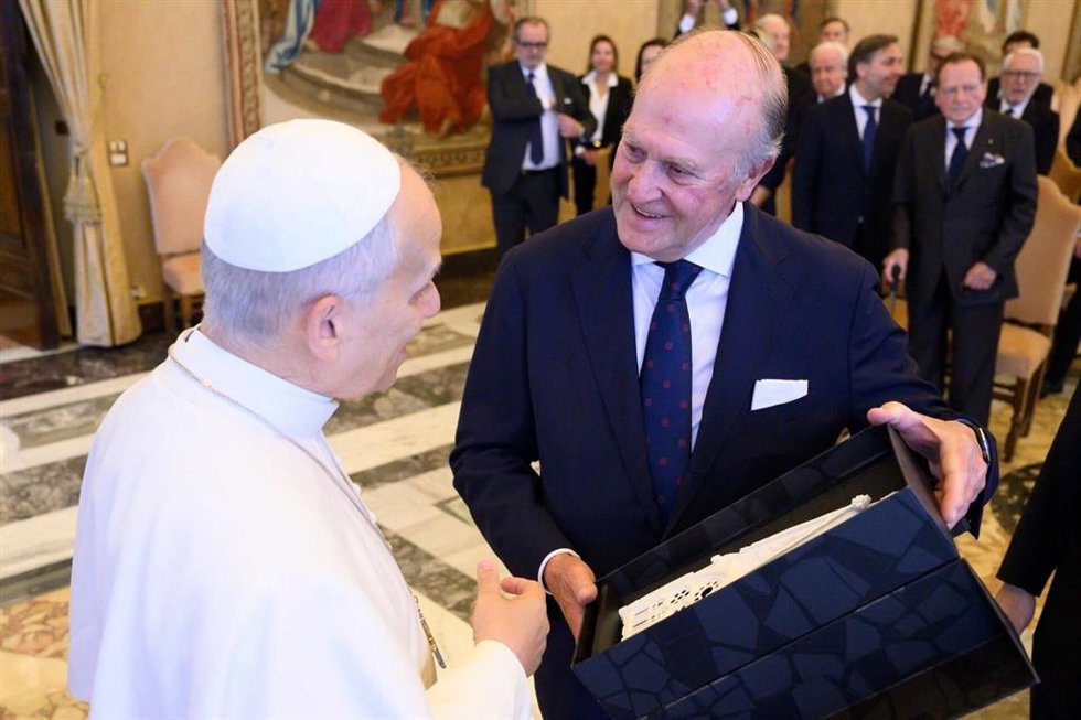 Entrega de la reproducción de la maqueta al Papa.