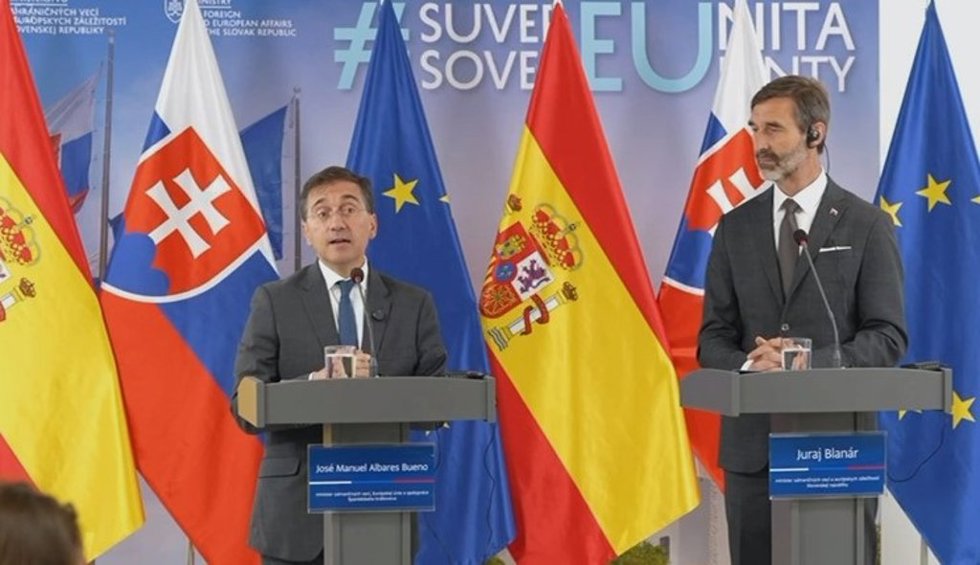 El ministro de Asuntos Exteriores, Cooperación y Unión Europea, José Manuel Albares, en rueda de prensa junto al ministro de Asuntos Exteriores de Eslovaquia, Juraj Blanár.