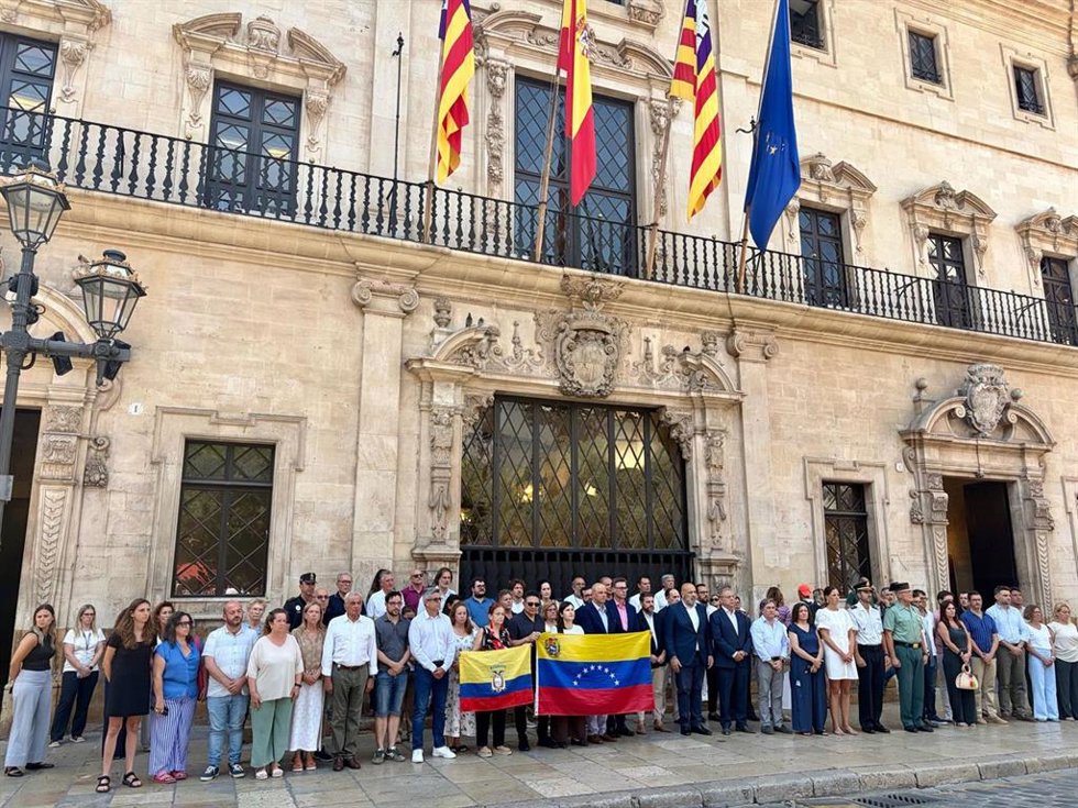 Minuto de silencio por las víctimas del terremoto en Venezuela en el Ayuntamiento de Palma.