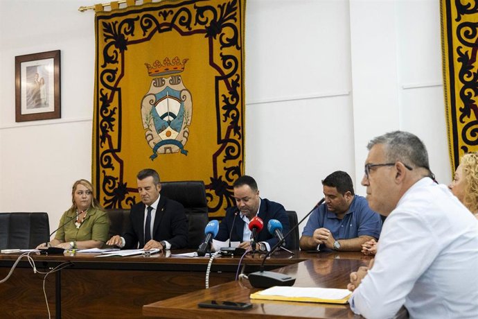 Pleno en el Ayuntamiento de Carboneras (Almería) presidido por el alcalde, Salvador Hernández (CS). 