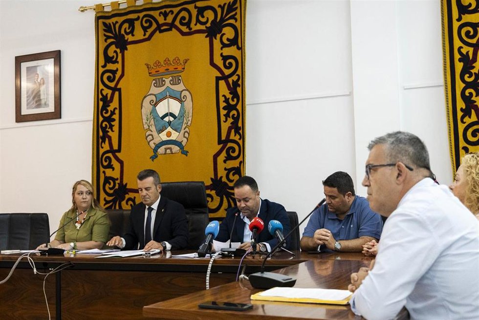 Pleno en el Ayuntamiento de Carboneras (Almería) presidido por el alcalde, Salvador Hernández (CS). 