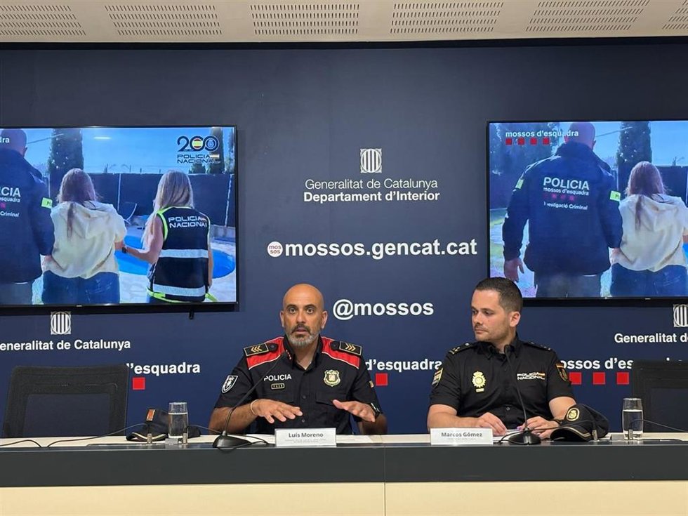 El jefe de los especialistas de tráfico de seres humajos de la DIC, el subinspector Luis Moreno y el jefe de la Unidad Central de Redes de Inmigración Ilegal y Falsedades Documentales (UCRIF), el inspector Marcos Gómez