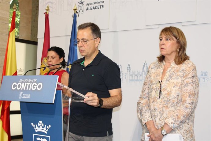 El alcalde de Albacete, Manuel Serrano, en rueda de prensa.