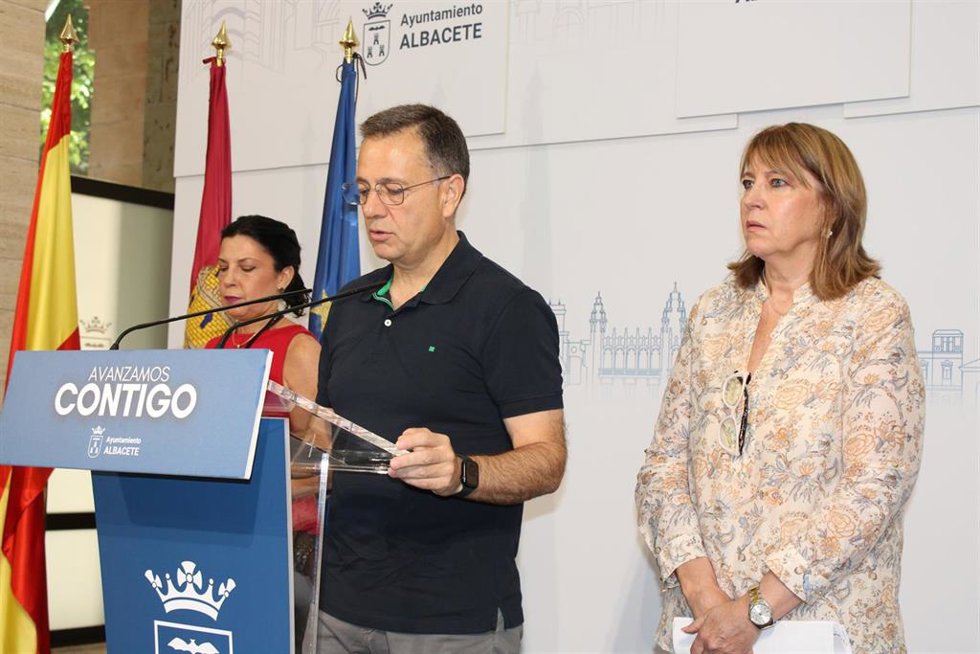 El alcalde de Albacete, Manuel Serrano, en rueda de prensa.