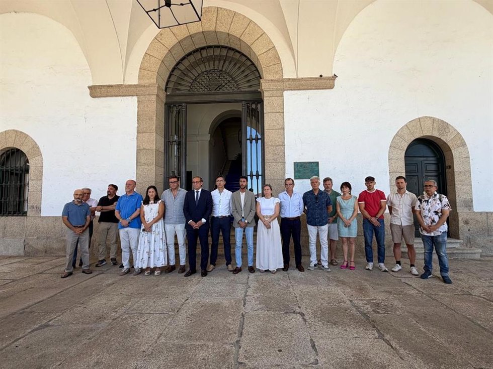 Miembros de la corporación del Ayuntamiento de Cáceres guardan un minuto de silencio por las víctimas del terremoto de Venezuela