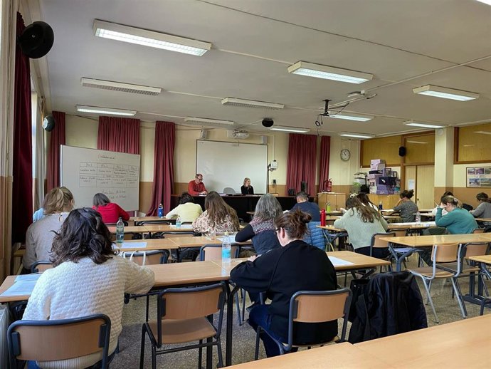 Archivo - Alumnos hacen un examen de la EBAP