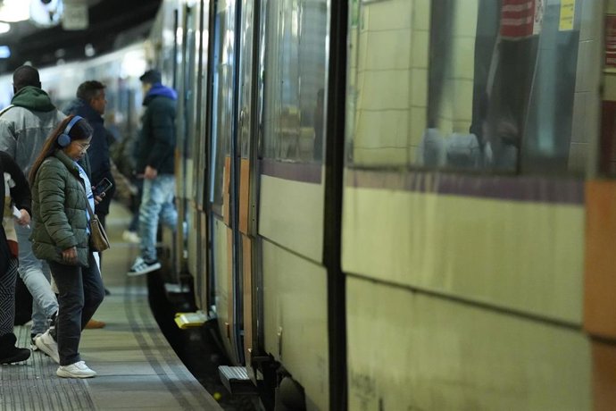 Archivo - Viajeros subiendo a un tren en Barcelona