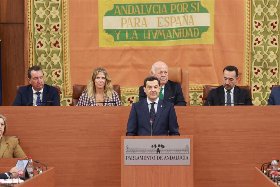 El presidente en funciones de la Junta y candidato del PP a la reelección, Juanma Moreno, interviene en el debate de investidura. A 29 de junio de 2026 en Sevilla (Andalucía, España). 