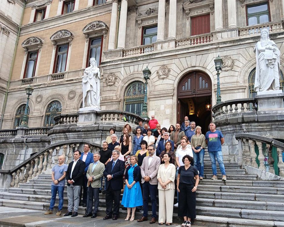 Concentración ante el Ayuntamiento de Bilbao en solidaridad con Venezuela.