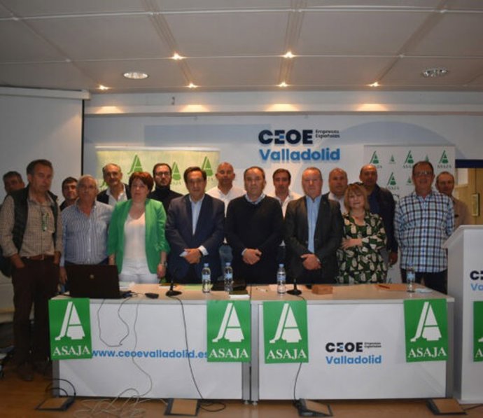 Pedro Barato posa junto a José Ramón Alonso tras ser elegido presidente de Asaja en Valladolid