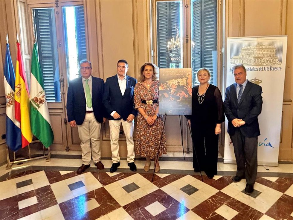 Representantes del Ayuntamiento de Jerez, de las Bodegas Fundador, de Cobos Catering y de la Real Escuela de Arte Ecuestre en la presentación del ciclo 'Las noches de palacio'.