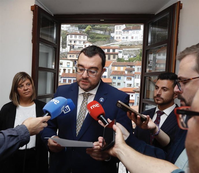 El presidente del Principado, Adrián Barbón, da lectura a la declaración institucional aprobada hoy.