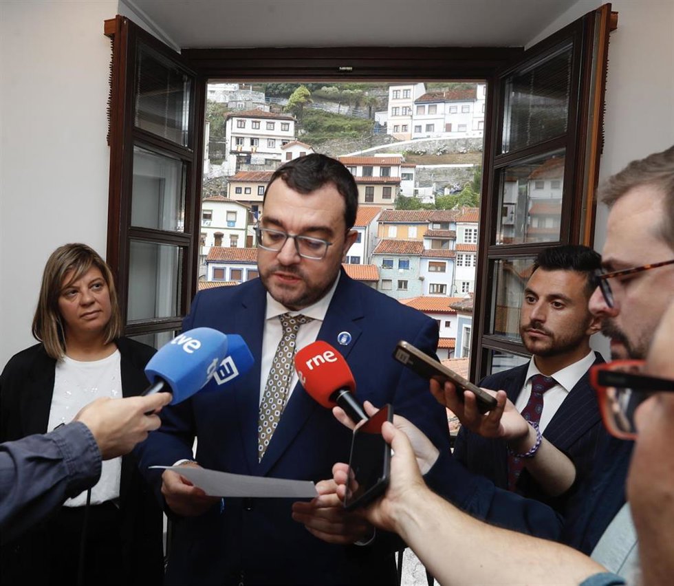 El presidente del Principado, Adrián Barbón, da lectura a la declaración institucional aprobada hoy.