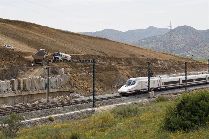 Archivo - Imagen de un tren AVE a su paso por el punto donde tuvo lugar el desprendimiento de un talud que ha tenido suspendida la conexión directa Málaga-Madrid durante tres meses. A 30 de abril de 2026 en Málaga (Andalucía, España). 