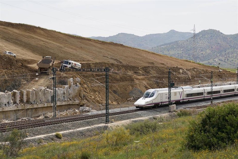 Archivo - Imagen de un tren AVE a su paso por el punto donde tuvo lugar el desprendimiento de un talud que ha tenido suspendida la conexión directa Málaga-Madrid durante tres meses. A 30 de abril de 2026 en Málaga (Andalucía, España). 