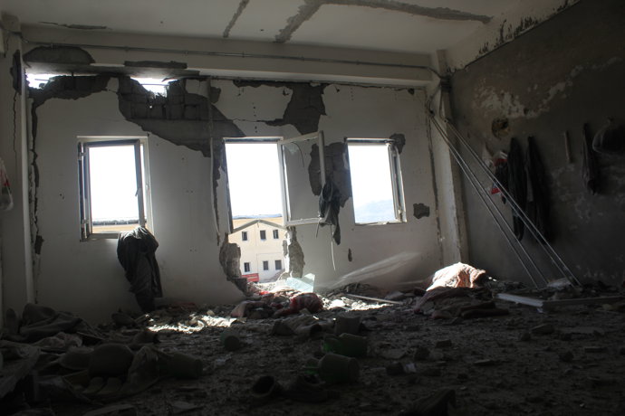 Archivo - KANDAHAR, Feb. 28, 2026  -- This photo taken on Feb. 28, 2026 shows an interior view of a damaged building at a temporary camp following a strike in Kandahar province, Afghanistan. Three Afghan returnees lost their lives and seven others were in