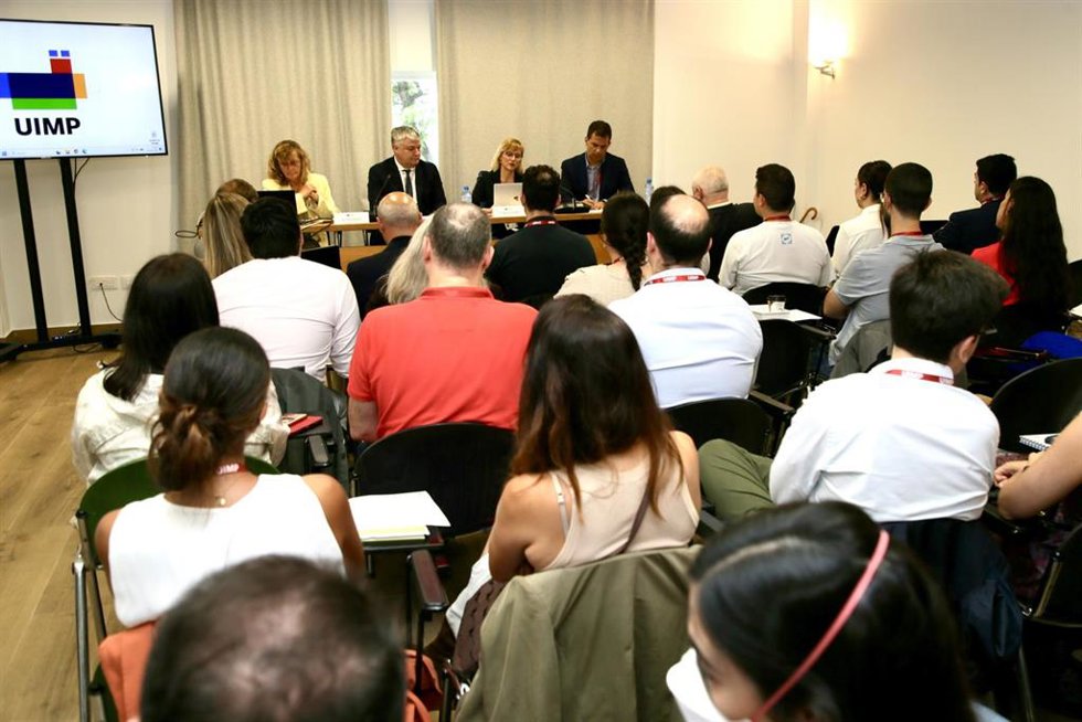 Cantabria defiende reforma de la financiación autonómica basada en la multilateralidad y el coste efectivo de servicios en un encuentro en la UIMP
