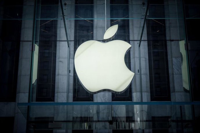 Archivo - FILED - 16 September 2023, US, New York: The Apple logo, taken in Manhattan. Photo: Michael Kappeler/dpa