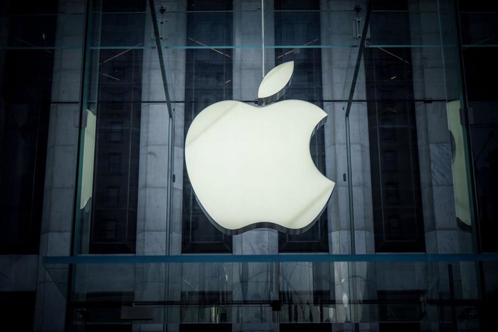 Archivo - FILED - 16 September 2023, US, New York: The Apple logo, taken in Manhattan. Photo: Michael Kappeler/dpa