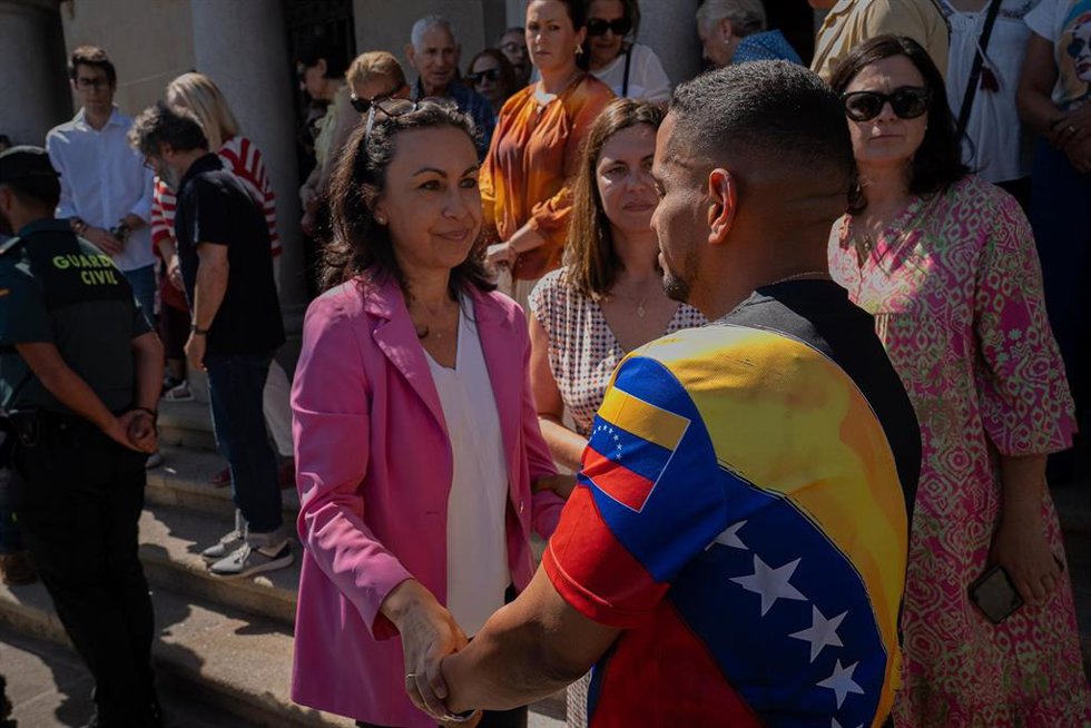 La alcaldesa de Marín, María Ramallo, saluda a un venezolano durante un minuto de silencio por las víctimas de los terremotos de Venezuela, a 29 de junio de 2026, en Marín, Pontevedra, Galicia (España). 