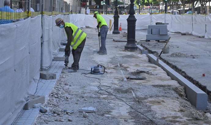 Imatge de les obres de remodelació del carrer Colón de València.