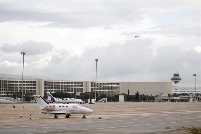 Archivo - Un avión en una de las pistas del aeropuerto de Palma