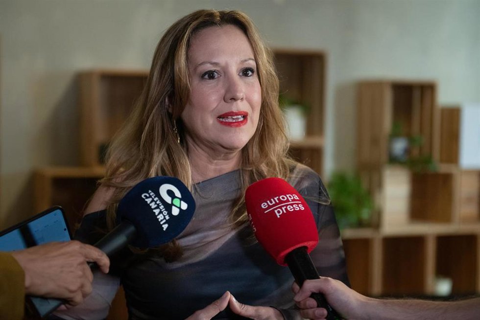 Archivo - La presidenta del Cabildo de Tenerife, Rosa Dávila, atiende a los medios de comunicación antes de un networking para conectar a jóvenes tinerfeños con empresas canarias, a 15 de abril de 2026, en Madrid (España). AJE Tenerife (Asociación de Jóv