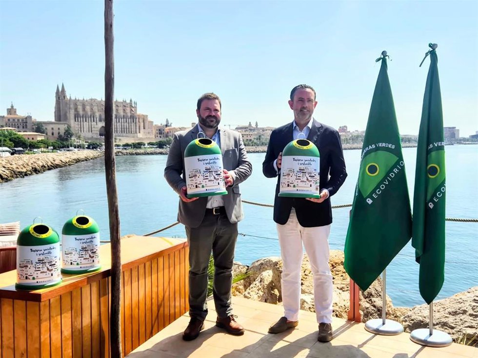 Unos 30 municipios y 2.500 establecimientos de Baleares se suman este verano al movimiento Banderas Verdes de Ecovidrio.