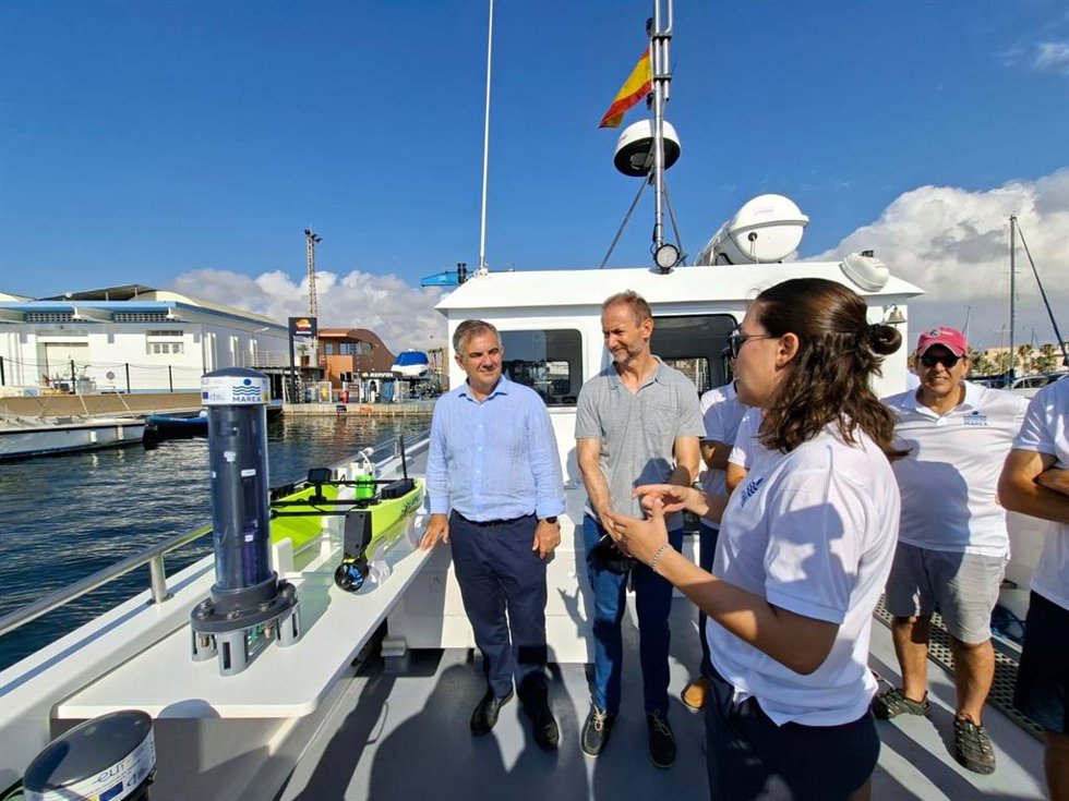 El consejero de Medio Ambiente, Industria, Universidades, Investigación y Mar Menor, Juan María Vázquez, junto al rector de la Universidad Politécnica de Cartagena, Mathieu Kessler, en la nueva embarcación 'UPCT Ocean Mind'