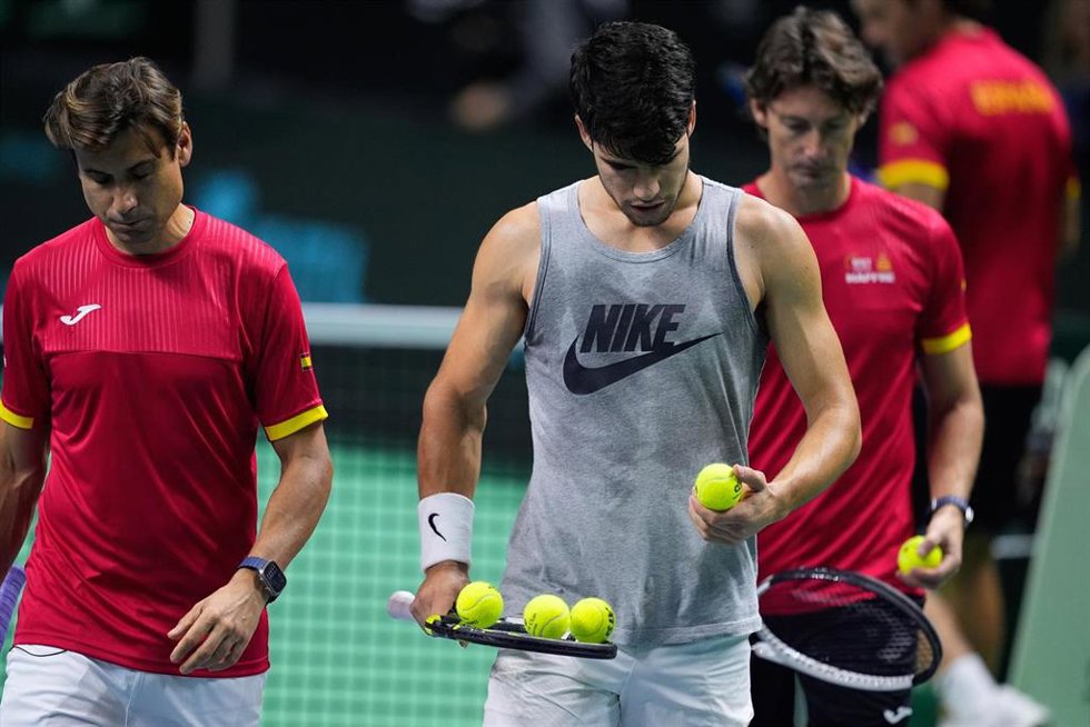Archivo - David Ferrer junto a Carlos Alcaraz en un entrenamiento de la Copa Davis