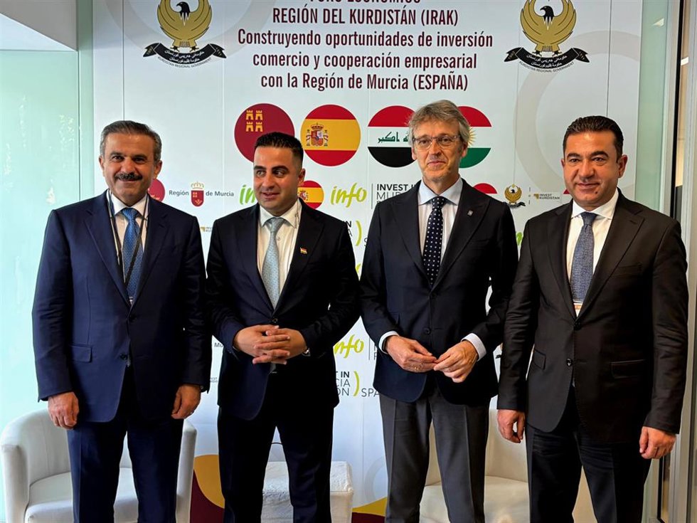 El consejero de Empresa, Empleo y Economía Social de la Región de Murcia, Luis Alberto Marín,  junto al ministro y presidente de la Junta de Inversiones del Gobierno regional del Kurdistán-Irak, Mohammed Shukri, el Foro Económico '