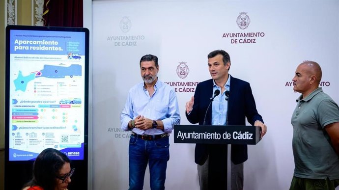 El alcalde de Cádiz, Bruno García, explicando las zonas de aparcamiento regulado.
