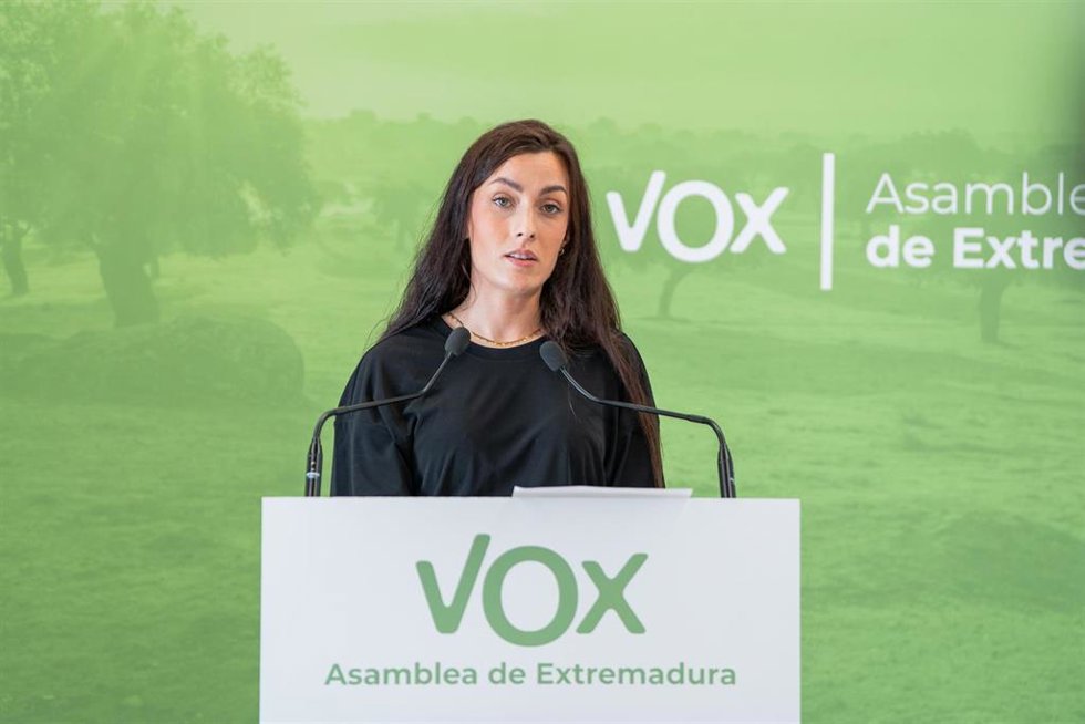 La portavoz de Vox en la Asamblea de Extremadura, Inés Checa, en rueda de prensa en Mérida