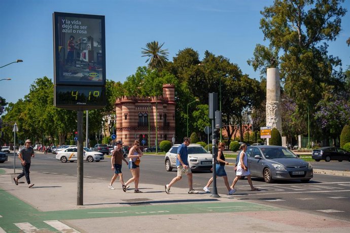 Archivo - Termómetro de Sevilla marca 41º. Imagen de archivo