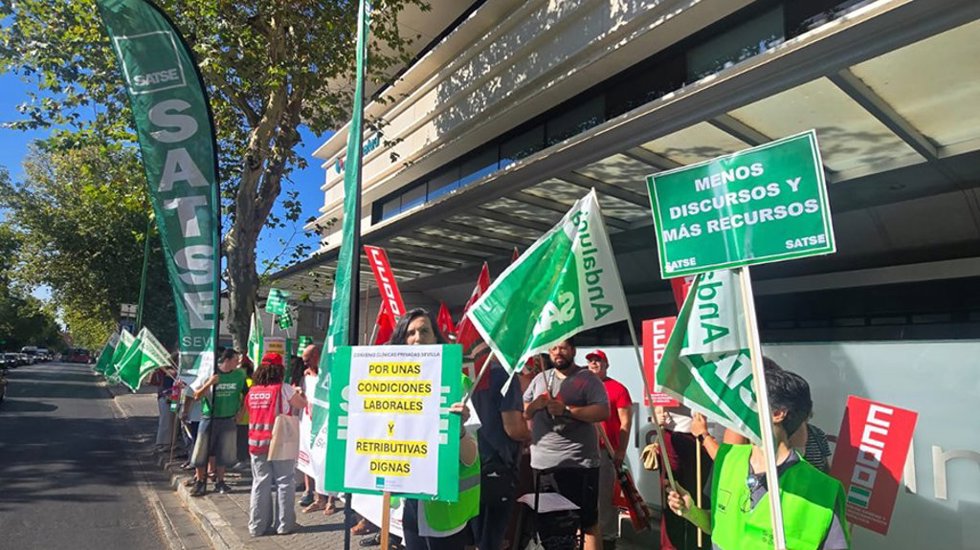 Concentración de protesta de los profesionales de la sanidad privada a las puertas del QuirónSalud
