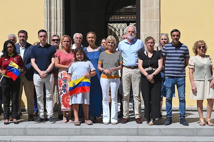 Minuto de silencio en el ayuntamiento de Jerez de la Frontera  por las víctimas de los terremotos en Venezuela del 24 de junio de 2026, convocado en toda España por la Federación Española de Municipios y provincias.