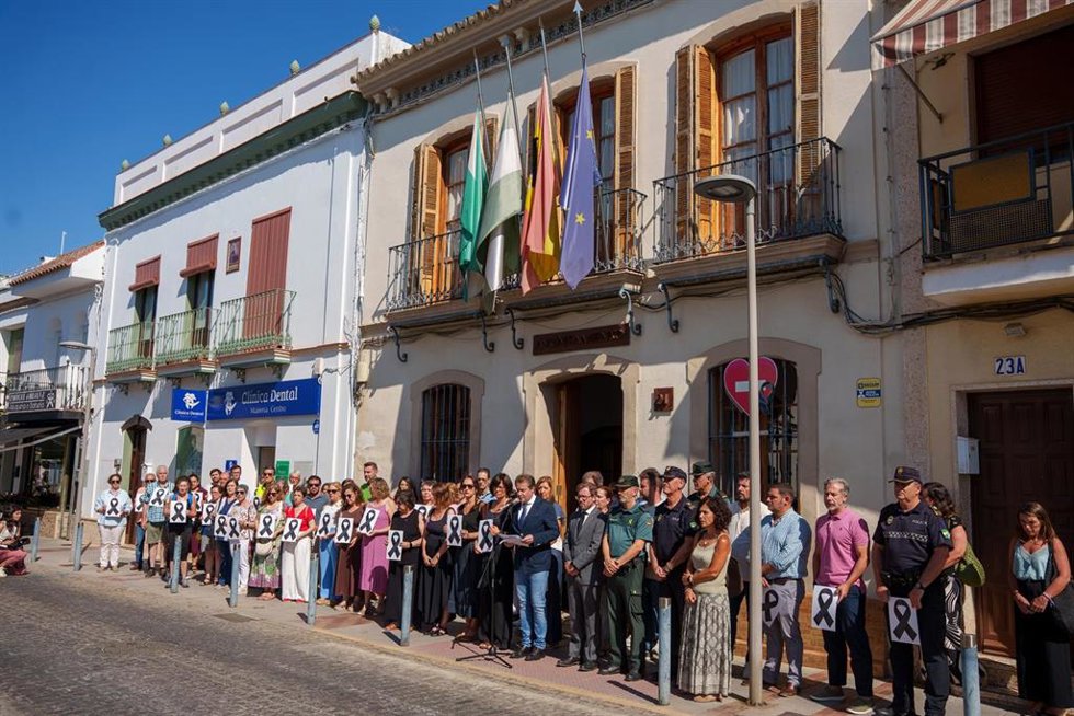 El alcalde de Mairena del Aljarafe (Sevilla), Antonio Conde, junto al subdelegado del Gobierno en la provincia de Sevilla, Francisco Toscano, preside el minuto de silencio convocado a las puertas del Ayuntamiento de la localidad sevillana.