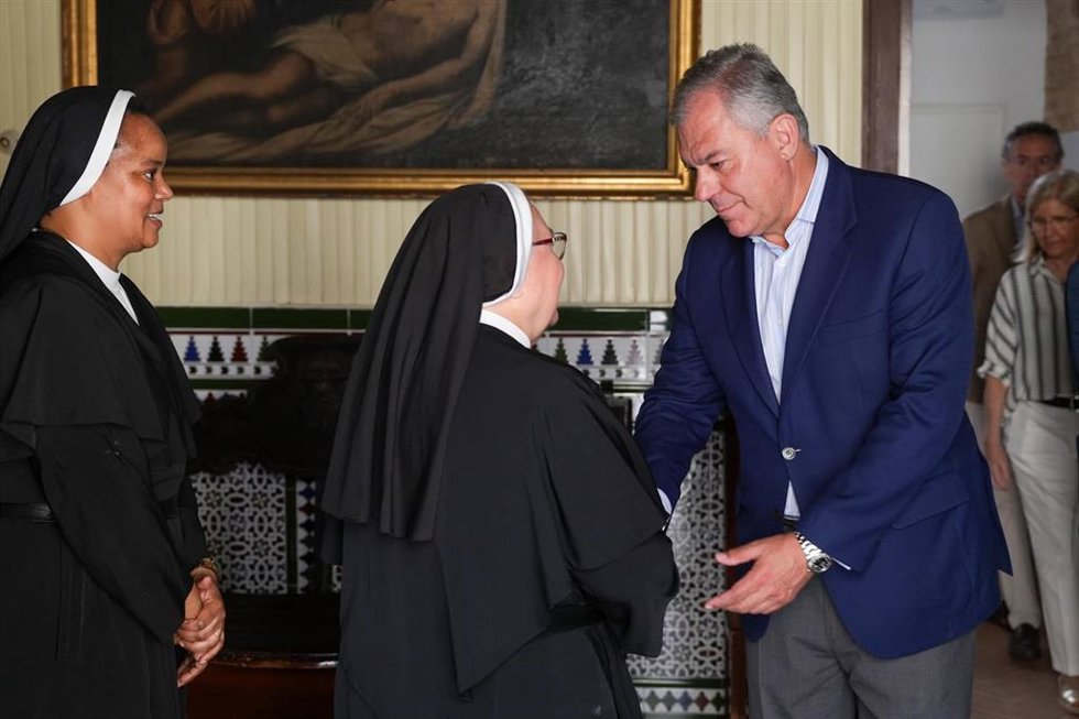 El alcalde de Sevilla saluda a dos religiosas del convento de San Leandro
