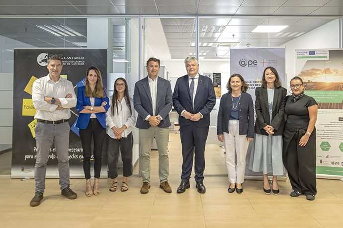 El consejero de Economía, Hacienda, Financiación Autonómica y Fondos Europeos, Luis Ángel Agüeros, junto con el equipo de la OPE