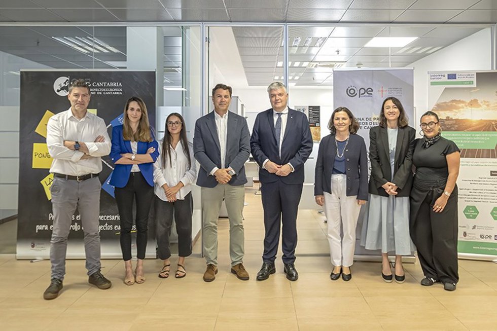 El consejero de Economía, Hacienda, Financiación Autonómica y Fondos Europeos, Luis Ángel Agüeros, junto con el equipo de la OPE
