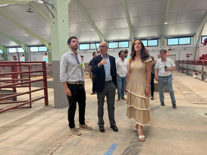 El presidente de la Diputación, Javier Iglesias, junto a la Diputada de Proyectos Estratégicos, Pilar Sánchez en el recinto ferial.
