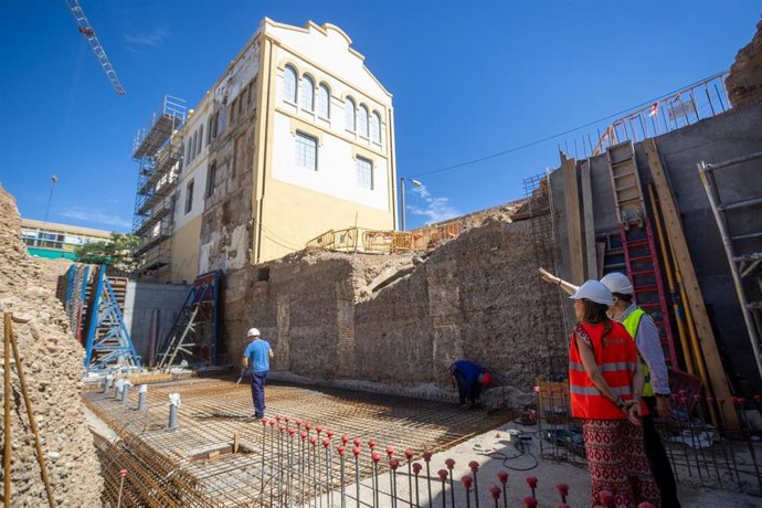La alcaldesa de Zaragoza, Natalia Chueca, visitado la antigua Harinera de Casetas para comprobar la evolución de los trabajos de rehabilitación integral