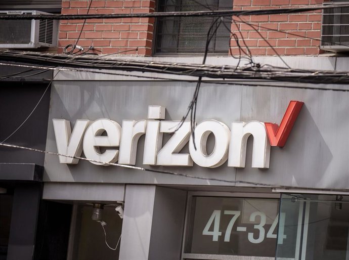 Archivo - FILED - 16 September 2023, US, New York: The logo of Verizon Communications is pictured on a store in Manhattan. Photo: Michael Kappeler/dpa